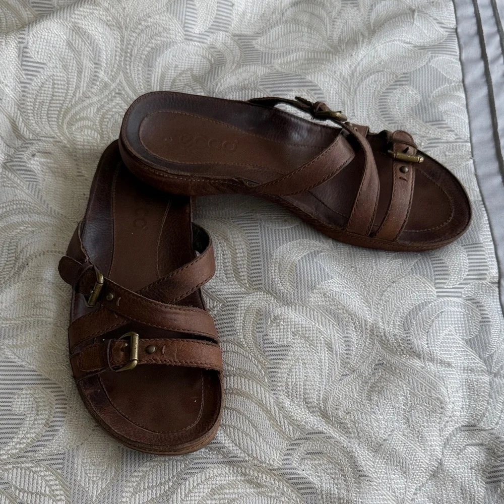 Ecco Women's Dark Brown Leather Sandals Slides size 8 39 distressed flip flops - Picture 3 of 14